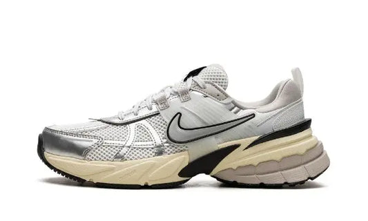 Nike
V2K RUN
"Metallic Silver" Shoe Flyes