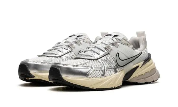 Nike
V2K RUN
"Metallic Silver" Shoe Flyes