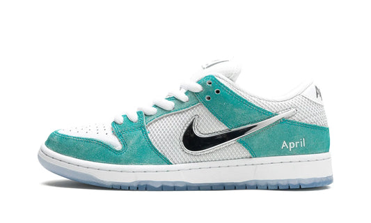 SB Dunk Low Pro QS
"April Skateboards" Shoe Flyes