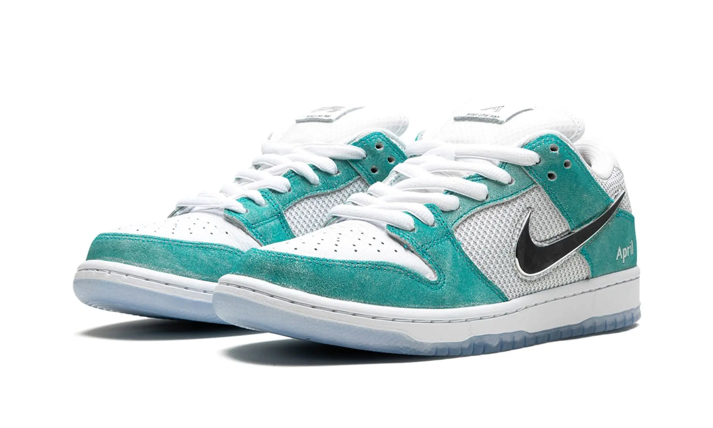 SB Dunk Low Pro QS
"April Skateboards" Shoe Flyes