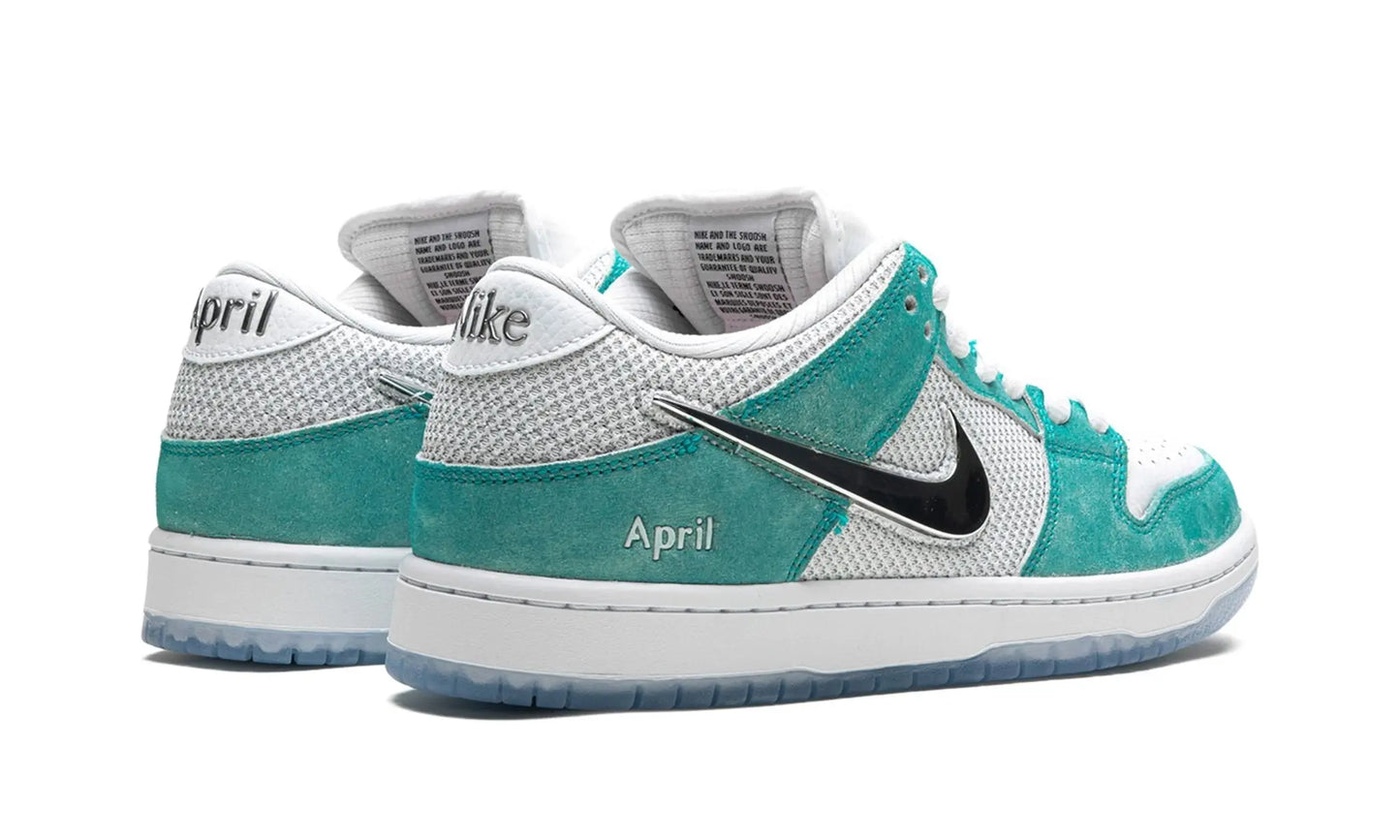 SB Dunk Low Pro QS
"April Skateboards" Shoe Flyes