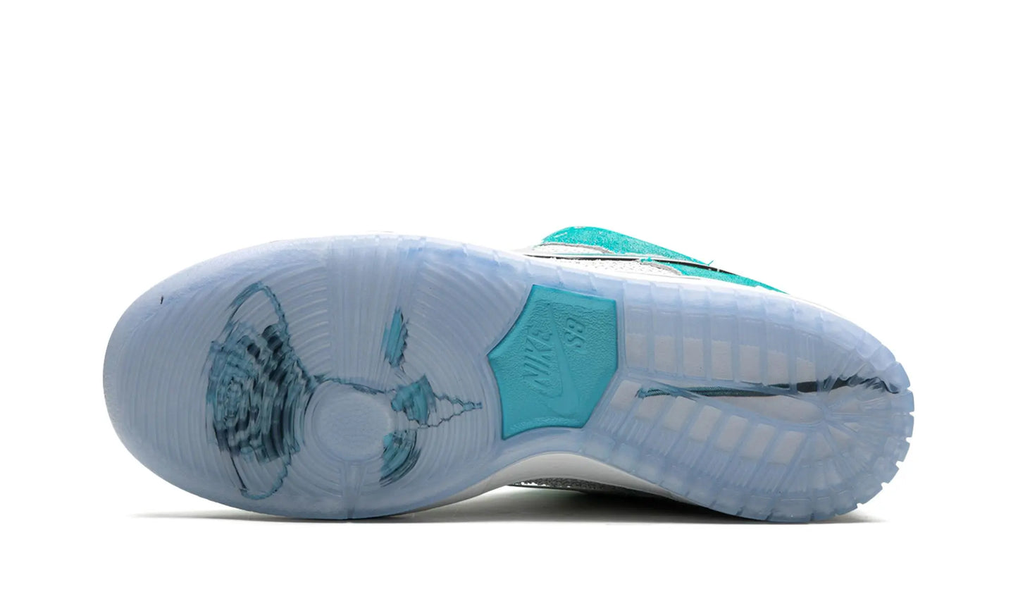 SB Dunk Low Pro QS
"April Skateboards" Shoe Flyes