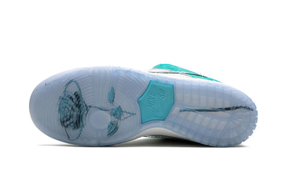 SB Dunk Low Pro QS
"April Skateboards" Shoe Flyes