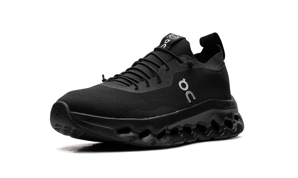 ON RUNNING
CLOUDTILT
"LOEWE ALL BLACK"