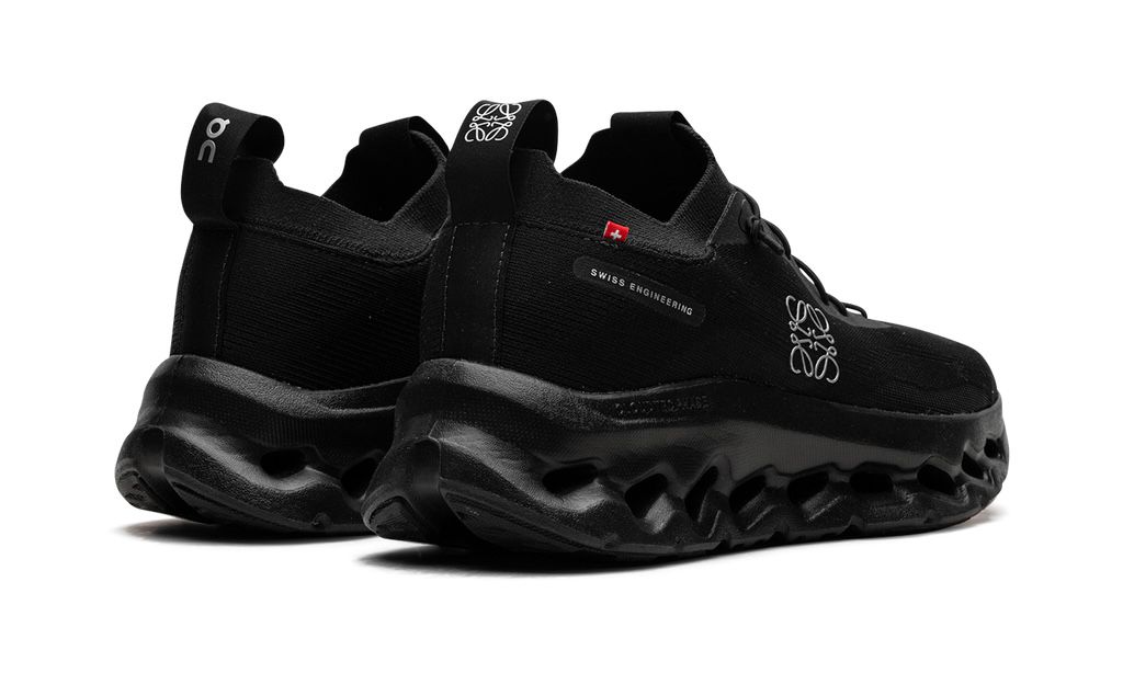 ON RUNNING
CLOUDTILT
"LOEWE ALL BLACK"