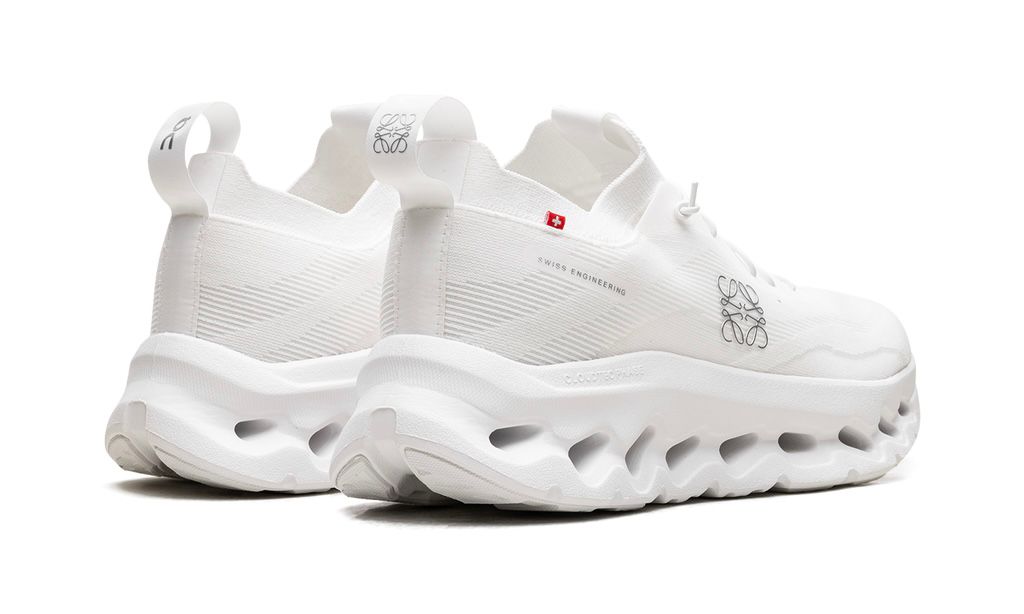 ON RUNNING
CLOUDTILT
"LOEWE ALL WHITE"