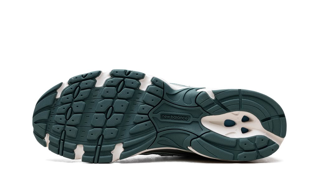 NEW BALANCE
740
"WHITE / MARSH GREEN"
